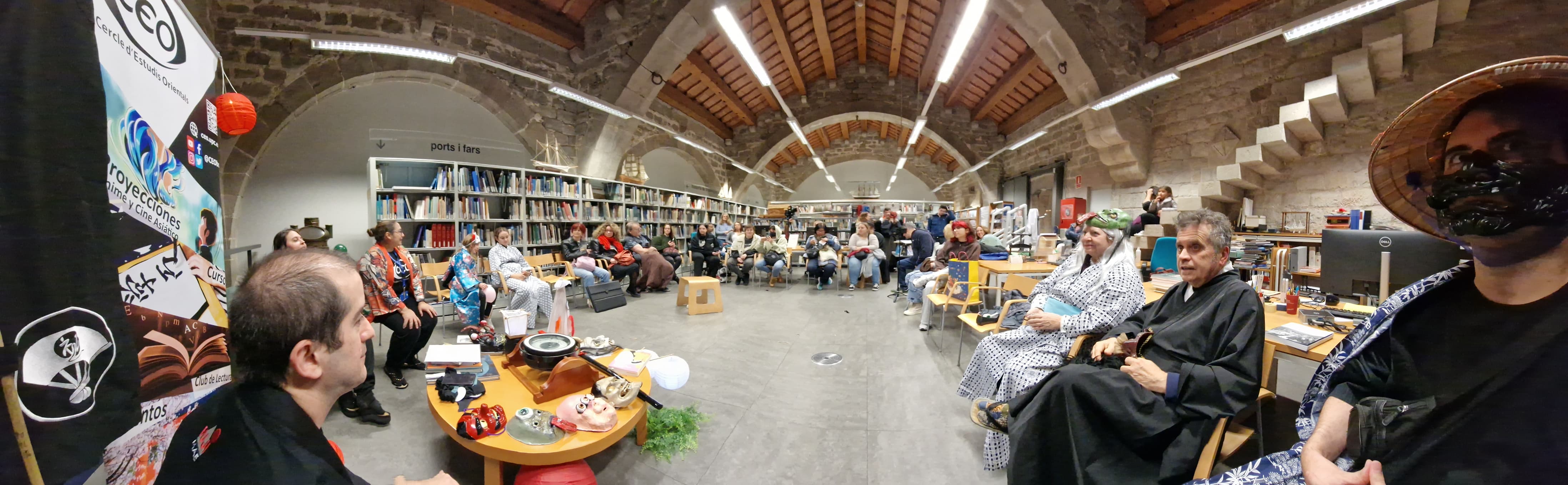 Personas sentadas en círculo dentro de la Biblioteca del Museo Marítimo de Barcelona en la charla sobre Yokai