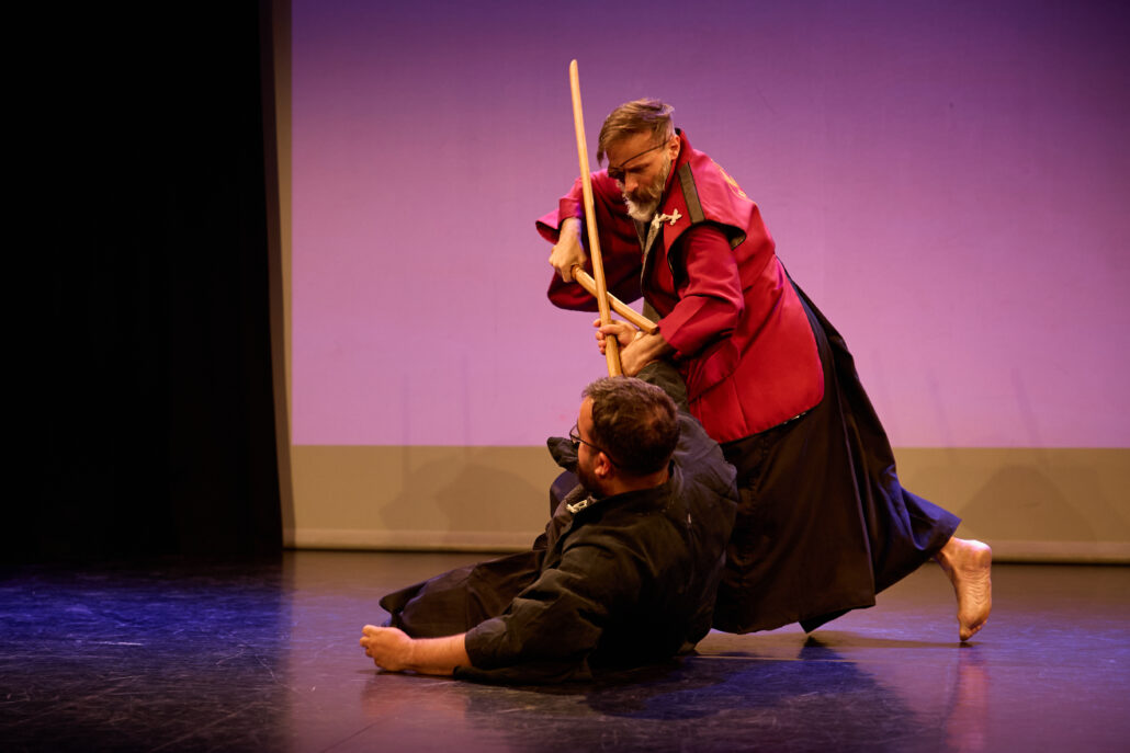 Samurái desarma a samurai en el suelo